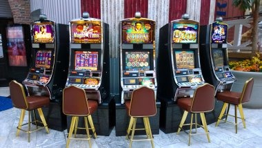 octaslot platform showing live casino tables and sportsbook interface